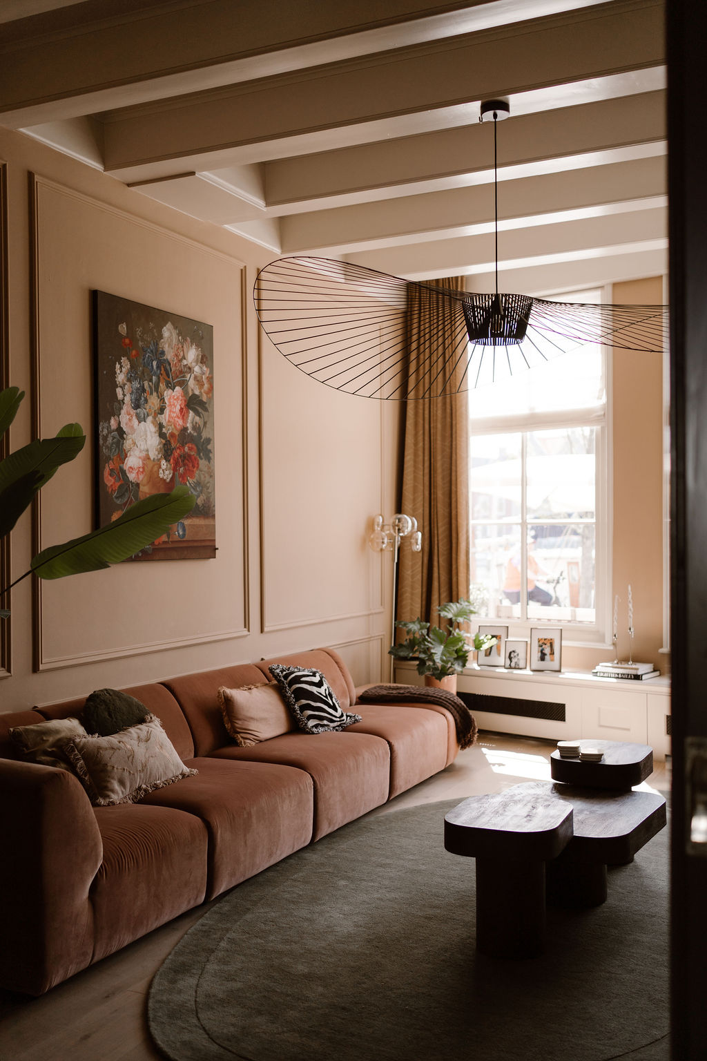 gevangenlicht-judith-harlingen-21 Woonkamer met warme kleuren, klassieke details en hotelchique stijl in een karakteristiek monumentaal huis.