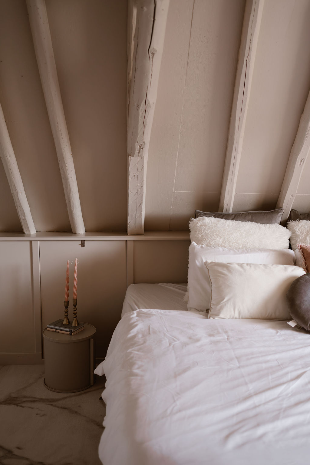 gevangenlicht-judith-harlingen-28 Sfeervolle slaapkamer met warme kleuren en notenhouten Pax kast deuren.