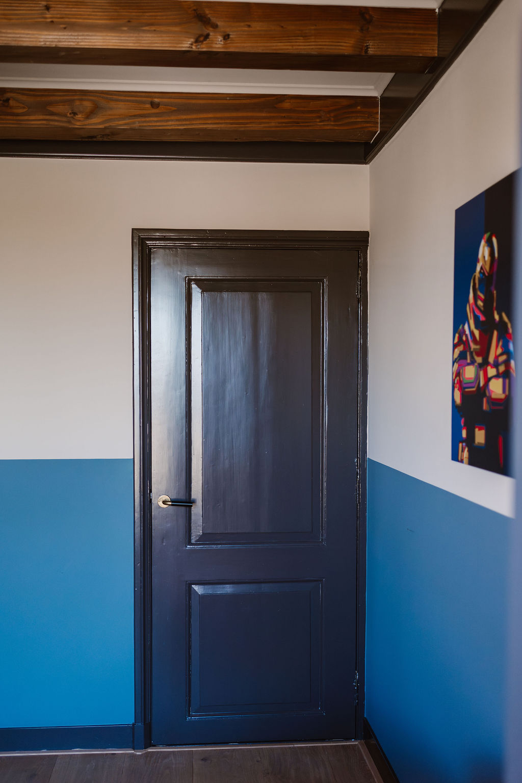 gevangenlicht-judith-harlingen-42 Sfeervolle slaapkamer met warme kleuren en notenhouten Pax kast deuren.